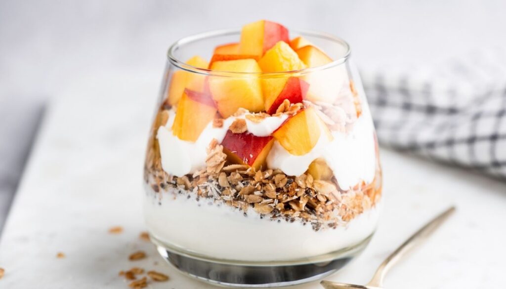 Pêches en salade de fruits