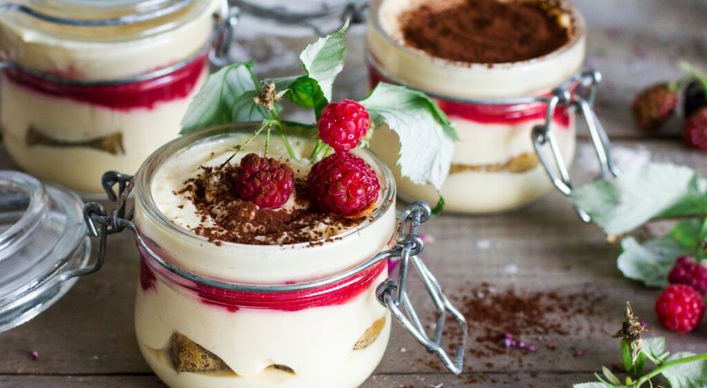 Tiramisu aux framboises en verrines avec cacao