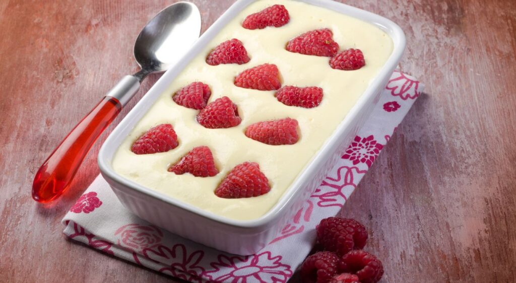 Tiramisu aux framboises en plat