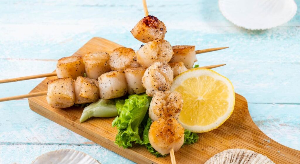 brochettes de saint-jacques marinées