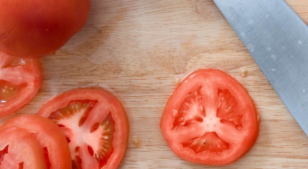 Tarte à la tomate maison avec fromage et basilic recette