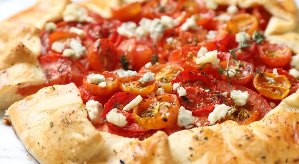 Tarte à la tomates maison avec fromage et basilic