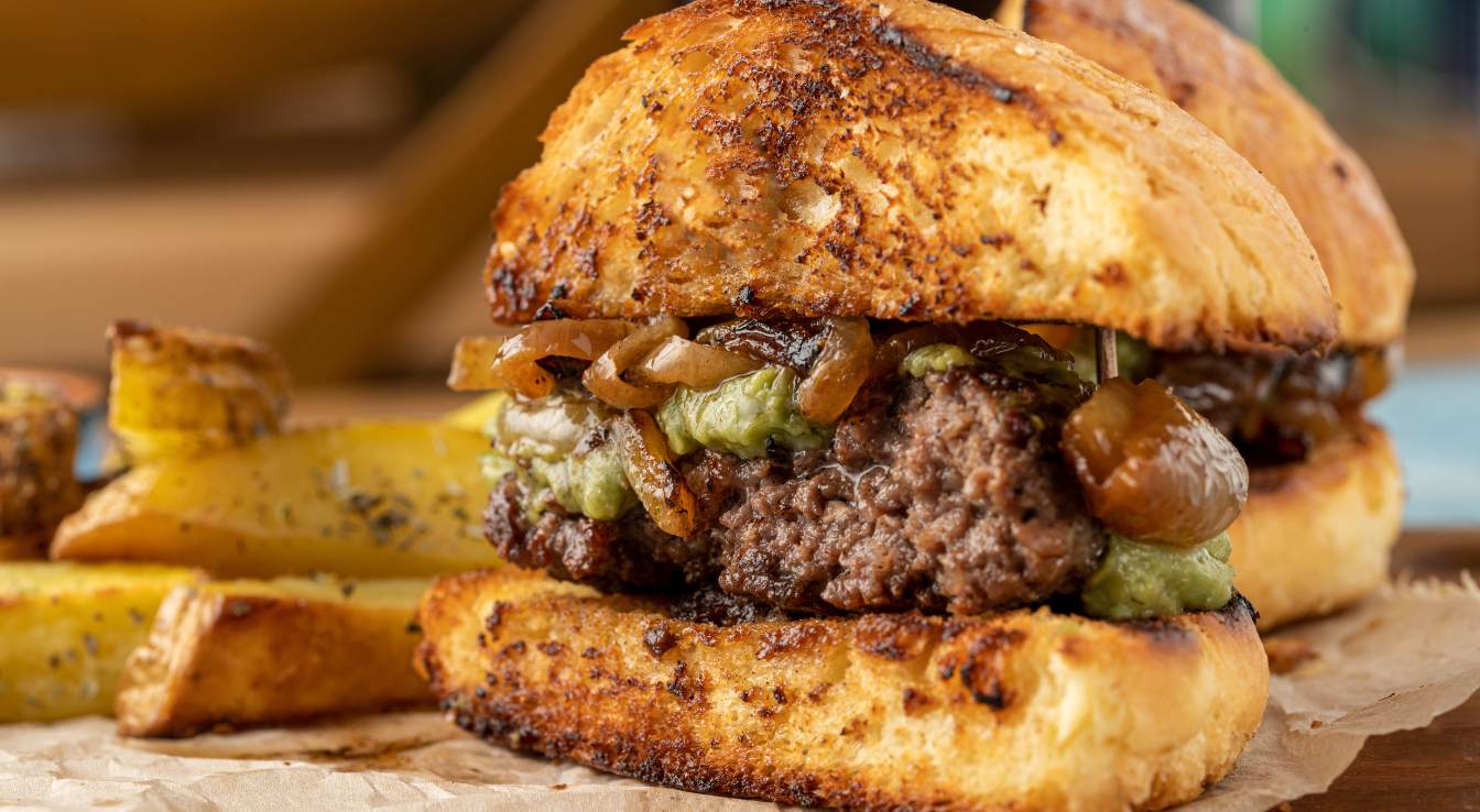 Burger aux oignons caramélisés
