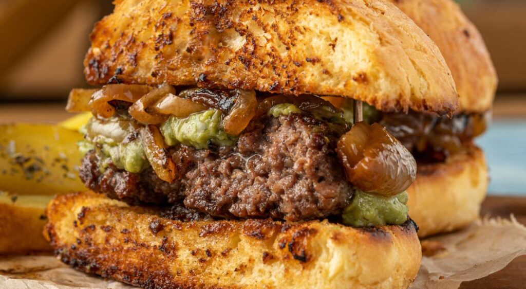 Burger aux oignons caramélisés