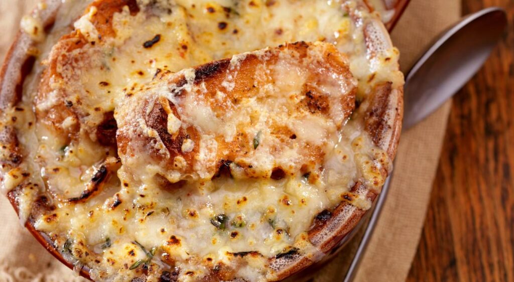 gratinée à l'oignon lyonnaise​